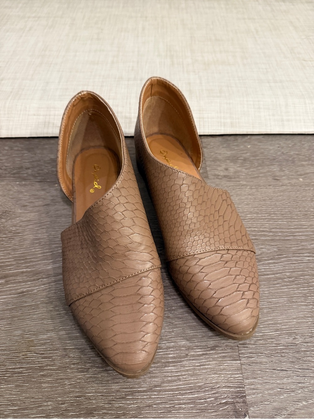 Women’s qupid Taupe snakeskin Textured Slip-On Dress Shoes